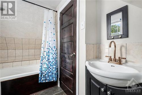 487 Cooper Street, Ottawa, ON - Indoor Photo Showing Bathroom