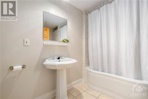 487 Cooper Street, Ottawa, ON - Indoor Photo Showing Bathroom