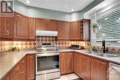 904 Smyth Road, Ottawa, ON - Indoor Photo Showing Kitchen With Double Sink