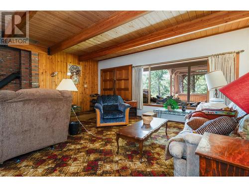 1195 Kirkpatrick Road, Tappen, BC - Indoor Photo Showing Living Room