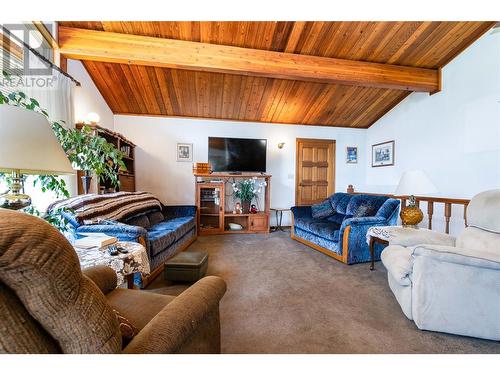 1195 Kirkpatrick Road, Tappen, BC - Indoor Photo Showing Living Room