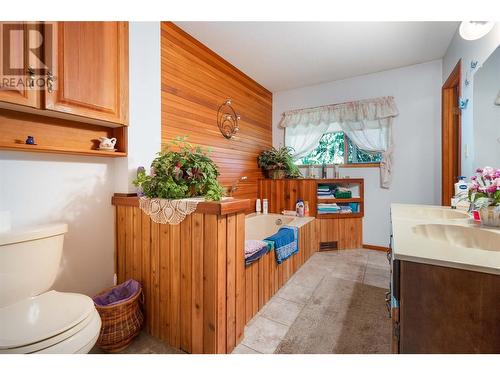 1195 Kirkpatrick Road, Tappen, BC - Indoor Photo Showing Bathroom