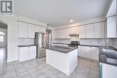 10 Rugman Crescent, Springwater (Minesing), ON - Indoor Photo Showing Kitchen With Upgraded Kitchen