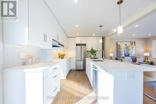 1326 Meredith Avenue, Mississauga, ON - Indoor Photo Showing Kitchen With Upgraded Kitchen