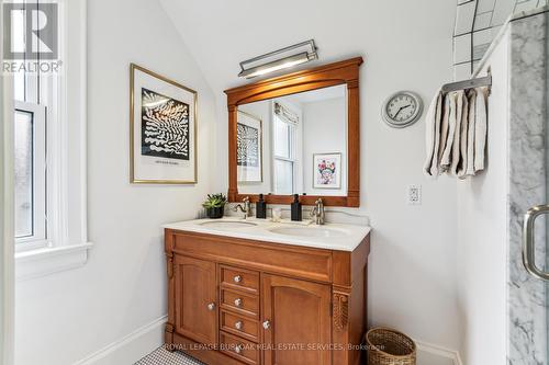 607 Locust Street, Burlington (Brant), ON - Indoor Photo Showing Bathroom