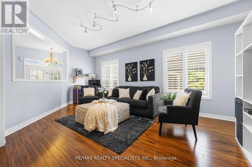 110 Pappain Crescent, Brampton (Snelgrove), ON - Indoor Photo Showing Living Room