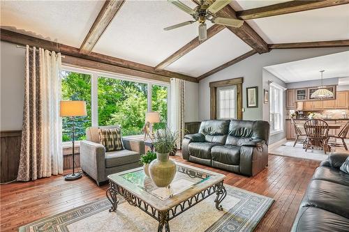 1650 Kerns Road, Burlington, ON - Indoor Photo Showing Living Room