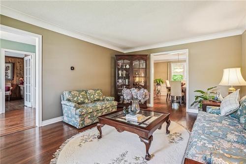 1650 Kerns Road, Burlington, ON - Indoor Photo Showing Living Room