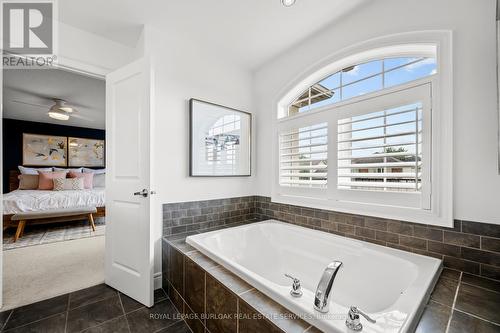 20 Blackburn Lane, Hamilton, ON - Indoor Photo Showing Bathroom