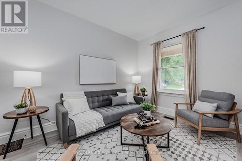 108 Harris Street, Guelph, ON - Indoor Photo Showing Living Room