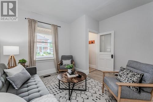 108 Harris Street, Guelph, ON - Indoor Photo Showing Living Room