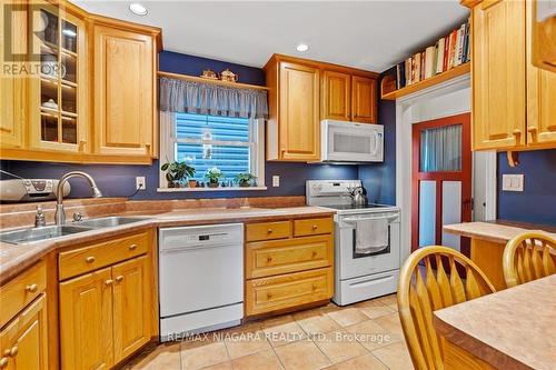 32 Forest Hill Road, St. Catharines, ON - Indoor Photo Showing Kitchen With Double Sink