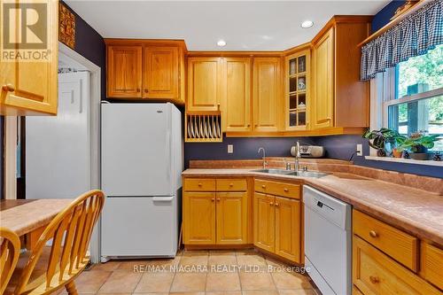 32 Forest Hill Road, St. Catharines, ON - Indoor Photo Showing Kitchen With Double Sink