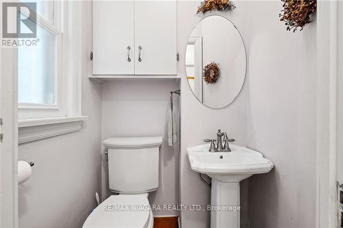 32 Forest Hill Road, St. Catharines, ON - Indoor Photo Showing Bathroom