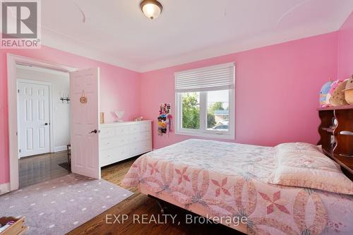 316 Barton Street, Hamilton (Stoney Creek), ON - Indoor Photo Showing Bedroom