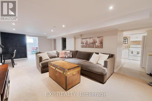 316 Barton Street, Hamilton, ON - Indoor Photo Showing Living Room