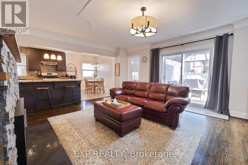 316 Barton Street, Hamilton (Stoney Creek), ON - Indoor Photo Showing Living Room