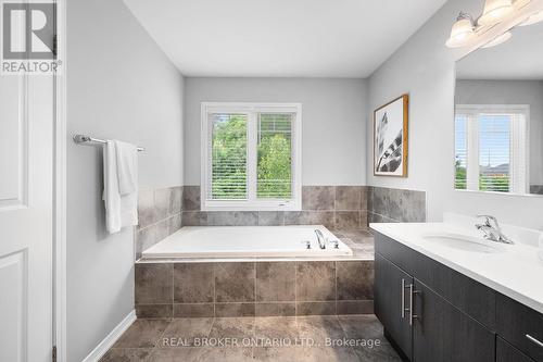 340 Falling Green Crescent, Kitchener, ON - Indoor Photo Showing Bathroom