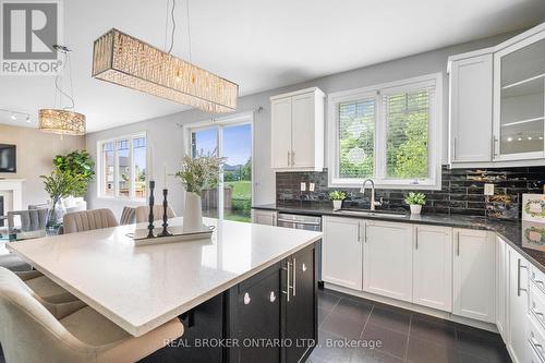 340 Falling Green Crescent, Kitchener, ON - Indoor Photo Showing Kitchen