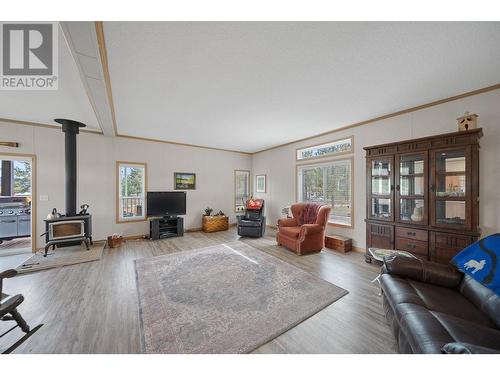 2454 Aberdeen Road, Merritt, BC - Indoor Photo Showing Living Room