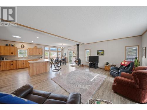 2454 Aberdeen Road, Merritt, BC - Indoor Photo Showing Living Room