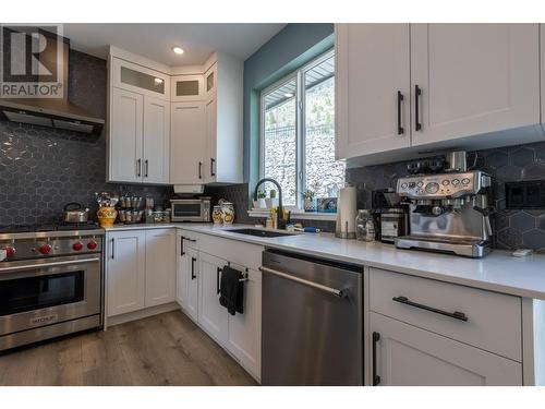 4103 Rio Vista Place, Kamloops, BC - Indoor Photo Showing Kitchen