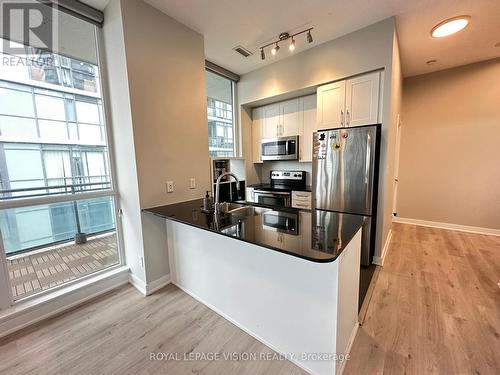 708 - 4070 Confederation Parkway, Mississauga, ON - Indoor Photo Showing Kitchen