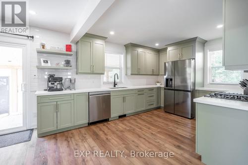 1040 Cedarwood Place, Burlington, ON - Indoor Photo Showing Kitchen With Upgraded Kitchen