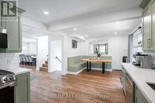 1040 Cedarwood Place, Burlington, ON - Indoor Photo Showing Kitchen With Upgraded Kitchen