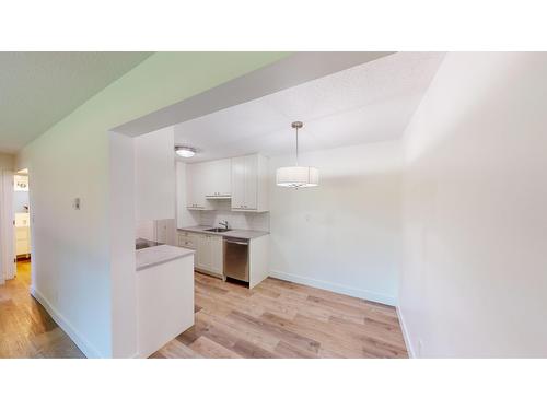 103 - 606 18Th Avenue N, Cranbrook, BC - Indoor Photo Showing Kitchen