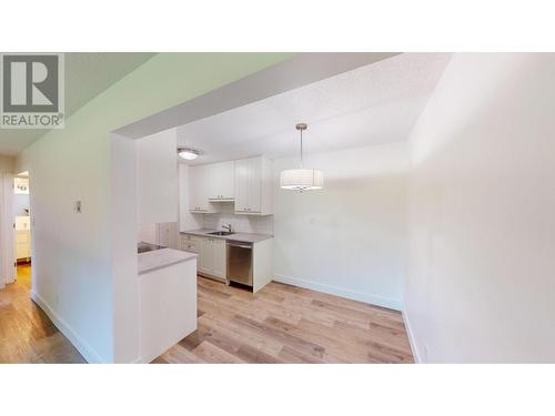 606 18Th  N Avenue Unit# 103, Cranbrook, BC - Indoor Photo Showing Kitchen