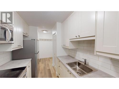 606 18Th  N Avenue Unit# 103, Cranbrook, BC - Indoor Photo Showing Kitchen