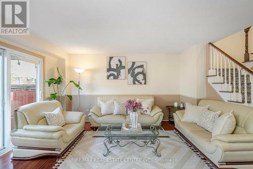 10 Joshua Court, Brampton (Northgate), ON - Indoor Photo Showing Living Room