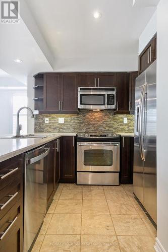 38 - 2614 Dashwood Drive, Oakville (West Oak Trails), ON - Indoor Photo Showing Kitchen With Stainless Steel Kitchen With Upgraded Kitchen