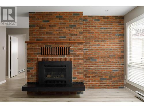 2740 Ethel Street, Kelowna, BC - Indoor Photo Showing Living Room With Fireplace