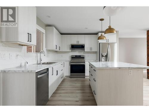 2740 Ethel Street, Kelowna, BC - Indoor Photo Showing Kitchen With Upgraded Kitchen