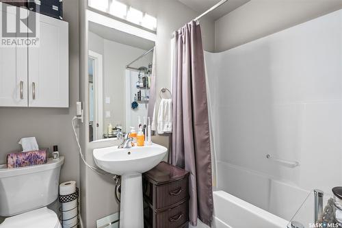 730 Hargreaves Crescent, Saskatoon, SK - Indoor Photo Showing Bathroom