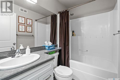 730 Hargreaves Crescent, Saskatoon, SK - Indoor Photo Showing Bathroom