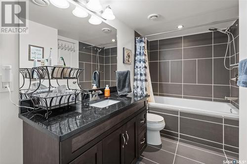 730 Hargreaves Crescent, Saskatoon, SK - Indoor Photo Showing Bathroom