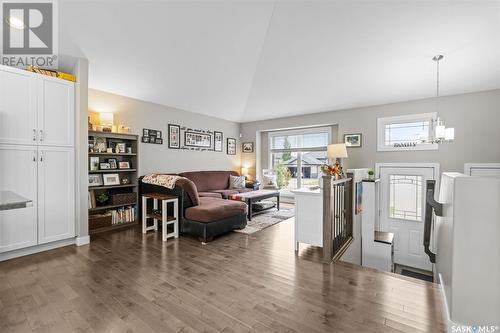 730 Hargreaves Crescent, Saskatoon, SK - Indoor Photo Showing Living Room