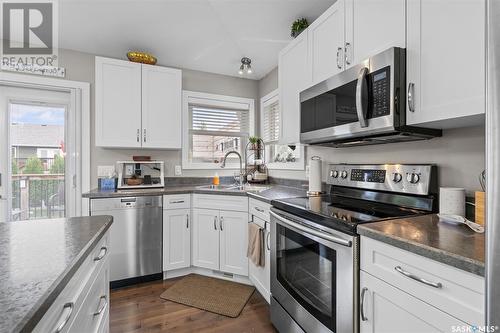 730 Hargreaves Crescent, Saskatoon, SK - Indoor Photo Showing Kitchen With Double Sink