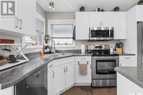 730 Hargreaves Crescent, Saskatoon, SK - Indoor Photo Showing Kitchen With Double Sink