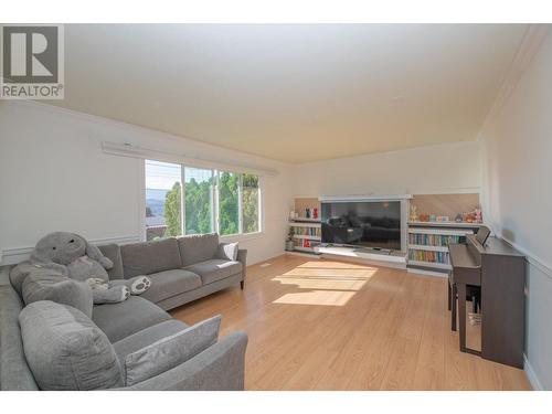 10781 Cheryl Road, Lake Country, BC - Indoor Photo Showing Living Room