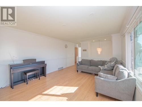 10781 Cheryl Road, Lake Country, BC - Indoor Photo Showing Living Room