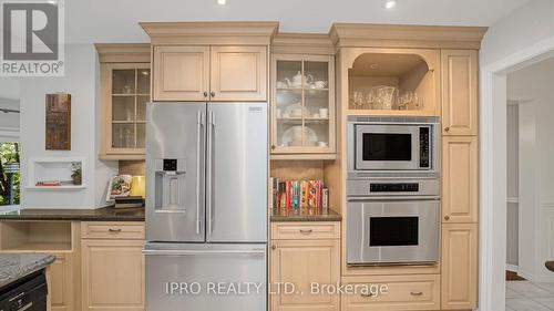 16 Grand Oaks Court, Brampton (Snelgrove), ON - Indoor Photo Showing Kitchen