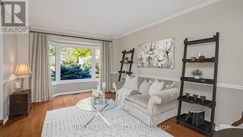 16 Grand Oaks Court, Brampton, ON - Indoor Photo Showing Living Room