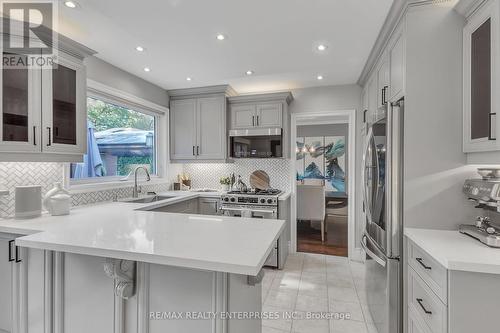 1720 Valentine Gardens, Mississauga (Clarkson), ON - Indoor Photo Showing Kitchen With Upgraded Kitchen