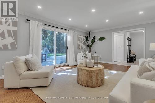 1720 Valentine Gardens, Mississauga (Clarkson), ON - Indoor Photo Showing Living Room