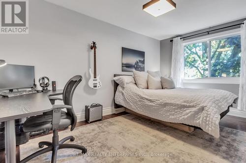 1720 Valentine Gardens, Mississauga, ON - Indoor Photo Showing Bedroom