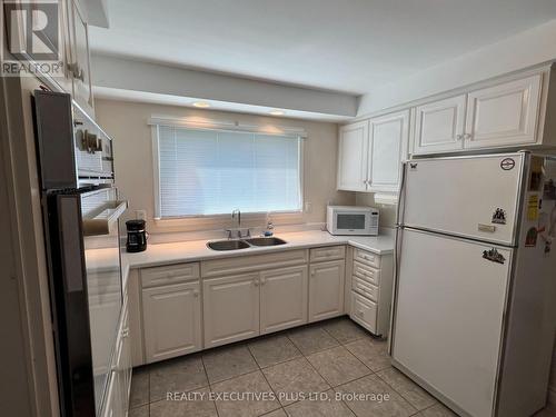 39 Glebe Crescent, Brampton, ON - Indoor Photo Showing Kitchen With Double Sink